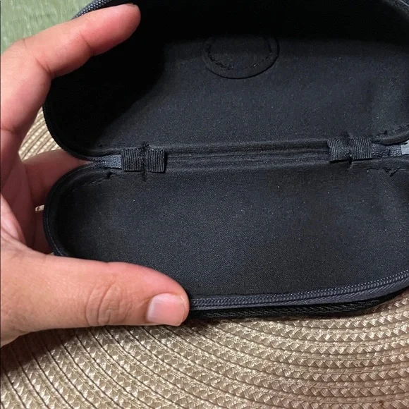 Costa Del Mar Zippered Sunglass Hard Case Clamshell Glasses Hard Case - Picture 2 of 2